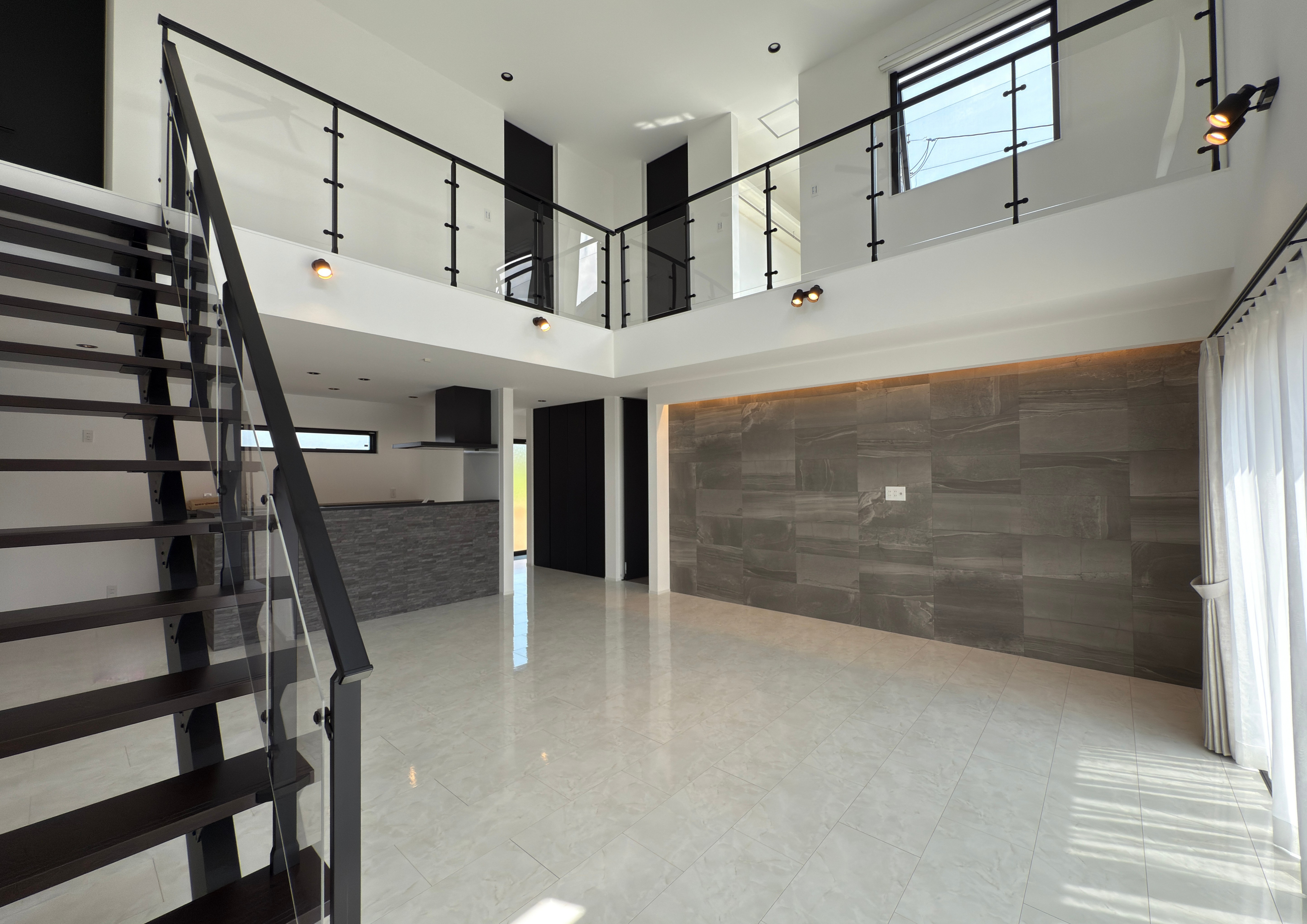 那珂市 | 注文住宅 白×黒×グレーが調和する、洗練されたモダン空間 画像